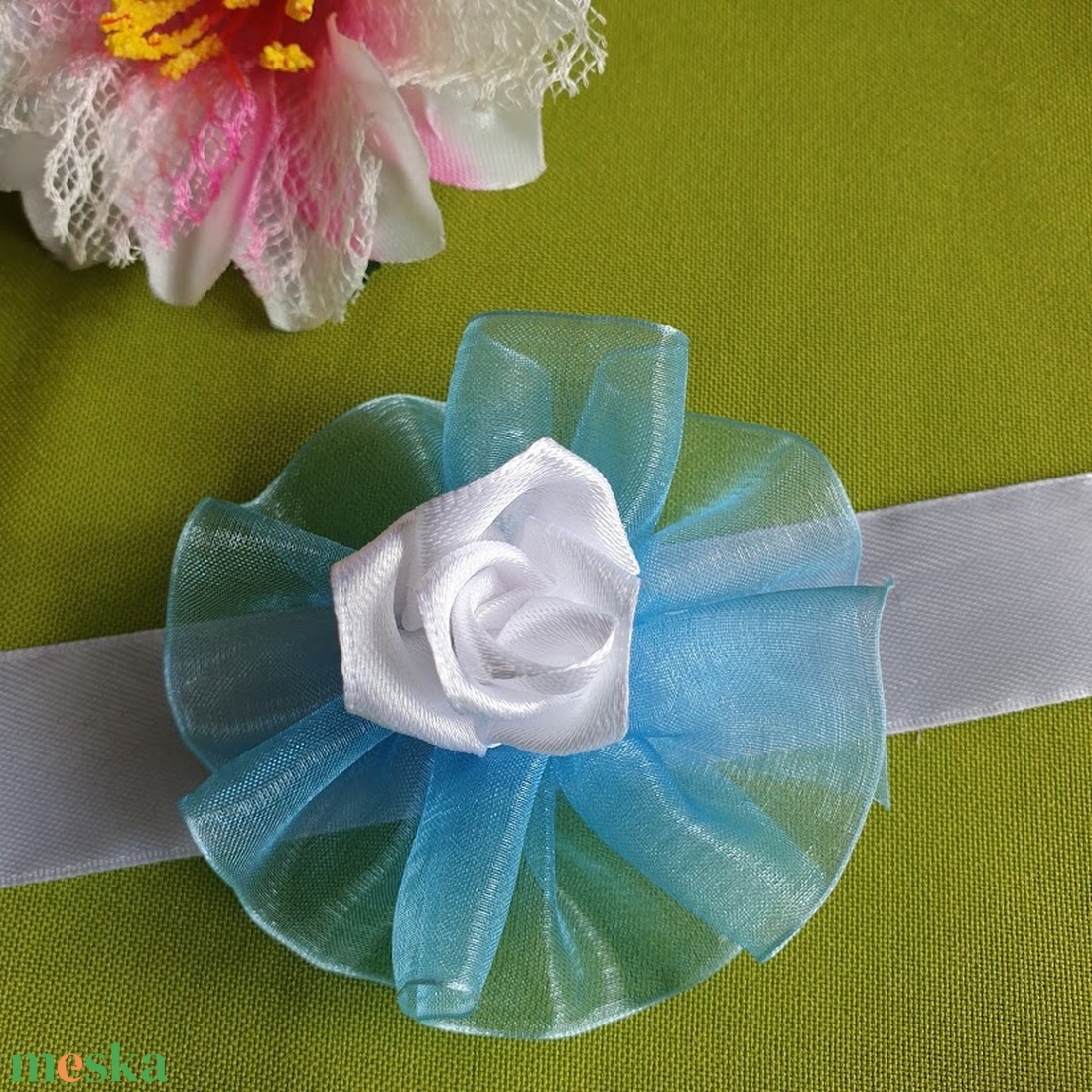 ESKÜVŐ CSD18 - Kék organza alapú hófehér szatén rózsás csuklódísz - esküvő - ékszer - karkötő & csuklódísz - Meska.hu