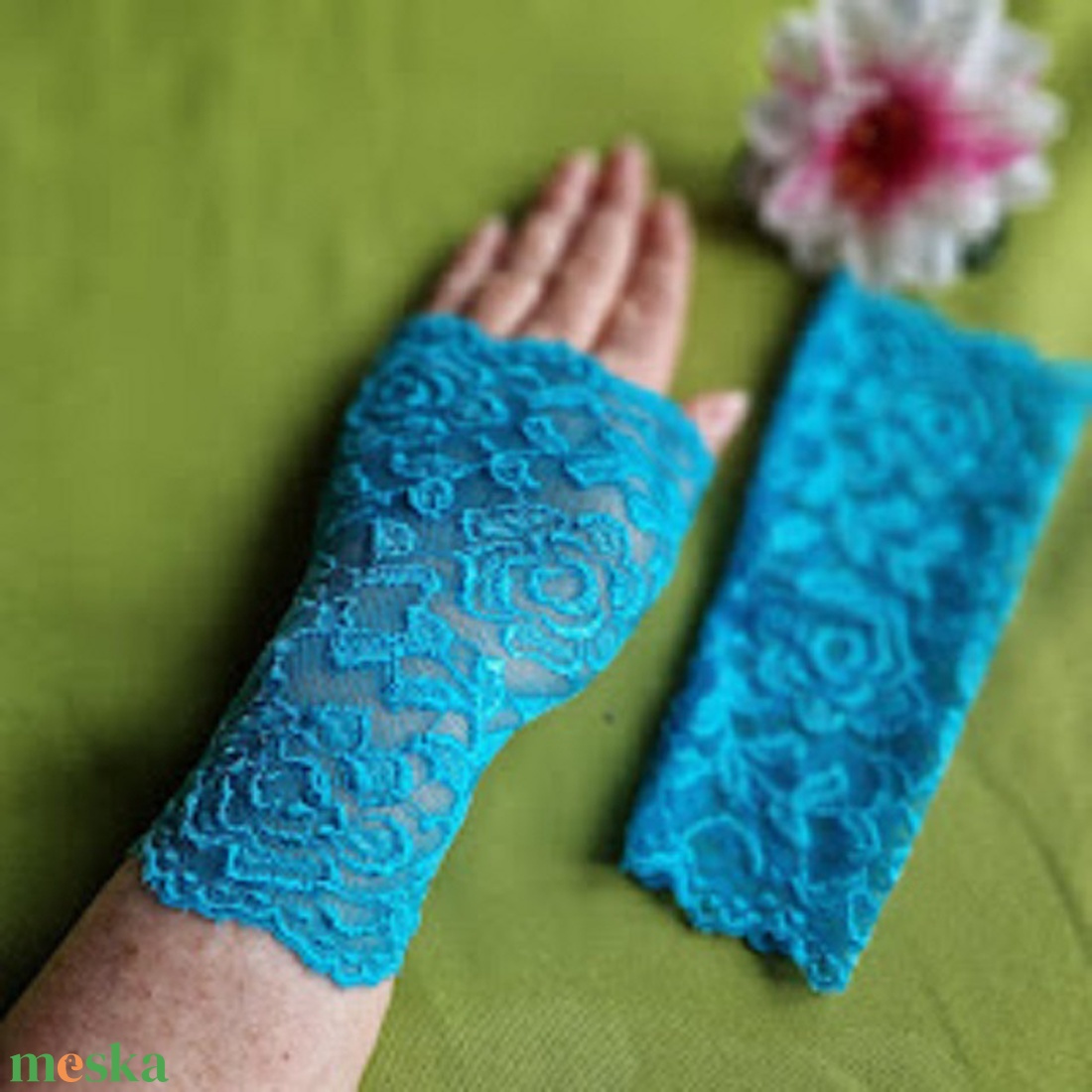 ESKÜVŐ KTY58 � 18cm-es ujjatlan türkizkék színű csipke kesztyű - esküvő - kiegészítők - menyasszonyi kesztyűk - Meska.hu