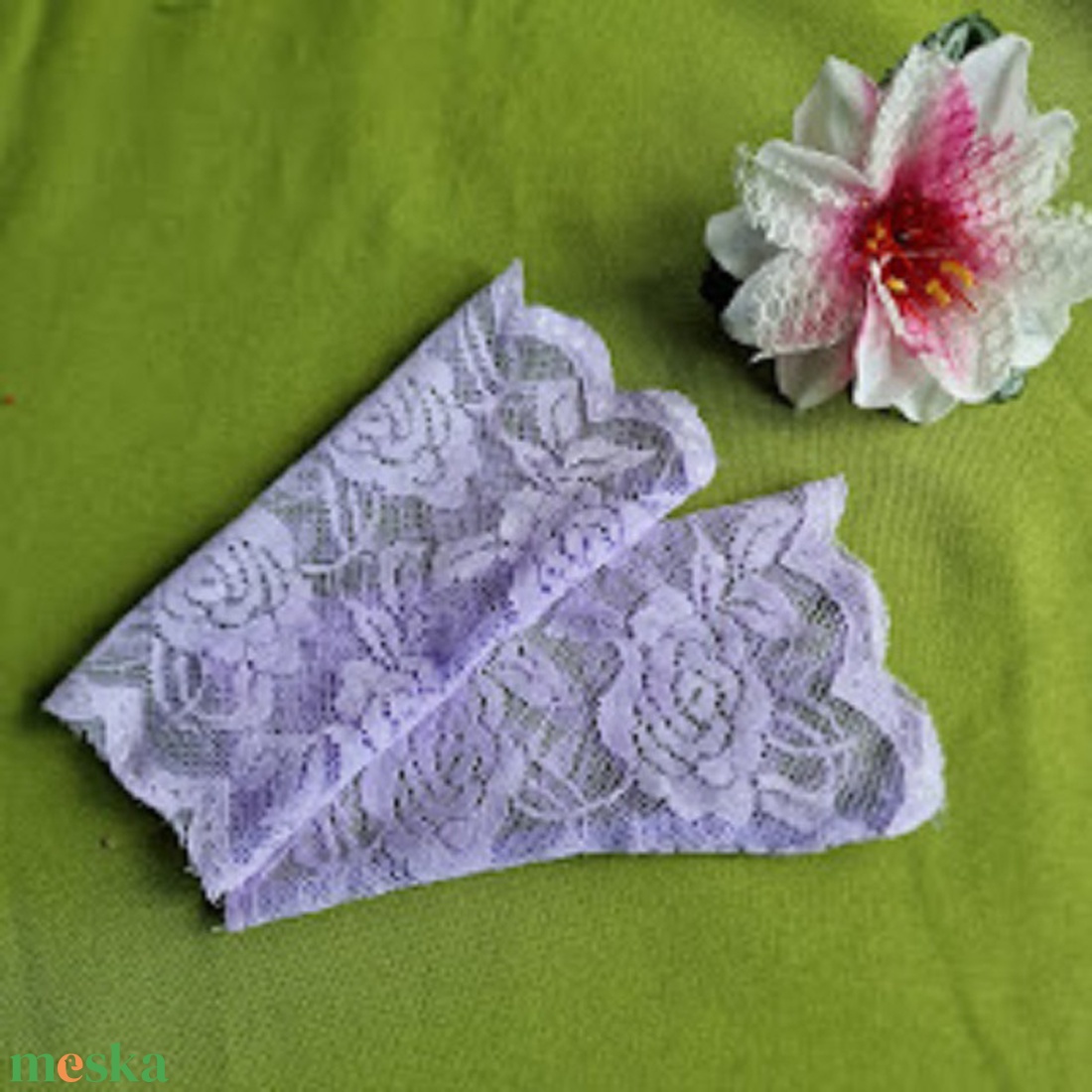 ESKÜVŐ KTY59GY � 15cm-es ujjatlan levendulalila színű csipke kesztyű kisméret - esküvő - kiegészítők - menyasszonyi kesztyűk - Meska.hu