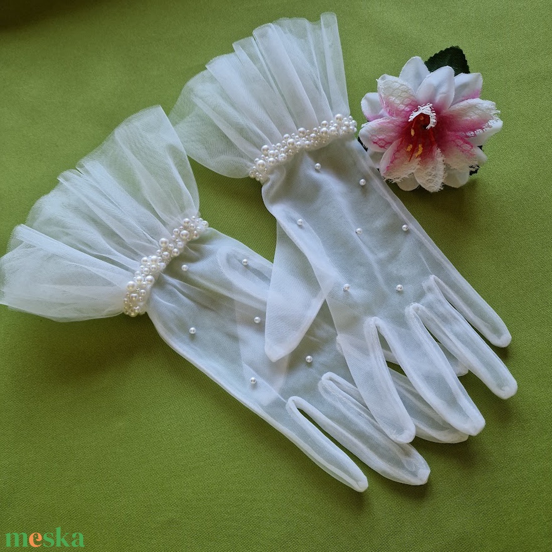 ESKÜVŐ KTY100 - 28cm-es fehér színű, gyöngyös hagyományos ujjú kesztyű - esküvő - kiegészítők - menyasszonyi kesztyűk - Meska.hu