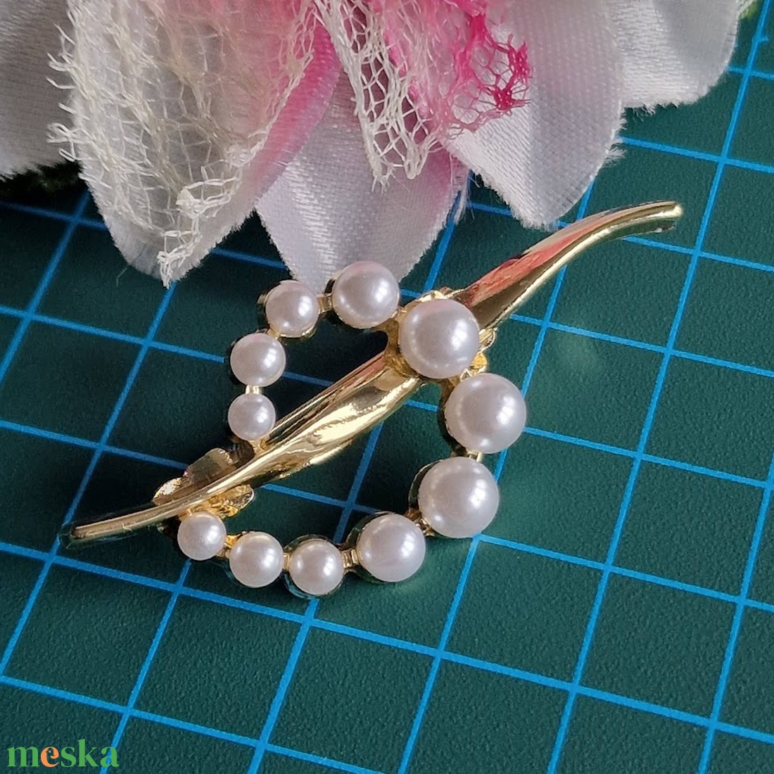 Kitűző, bross BRO405 - Gyöngyös Violinkulcs 56x25mm - ékszer - kitűző és bross - Meska.hu