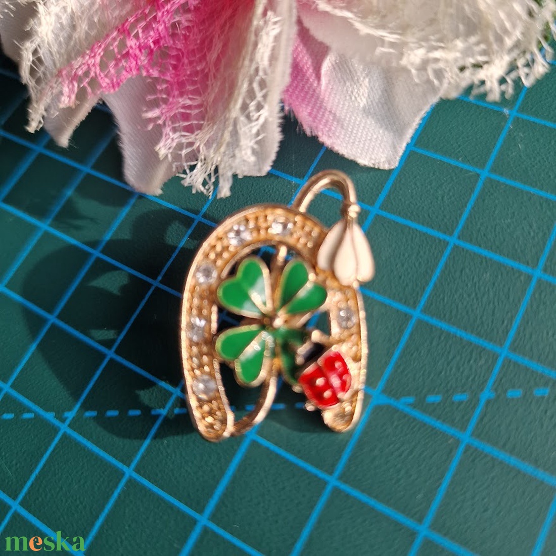 Kitűző, bross BRO407 - Strasszköves, zománcos patkó, lóhere, katica 35x20mm, medál - ékszer - kitűző és bross - Meska.hu