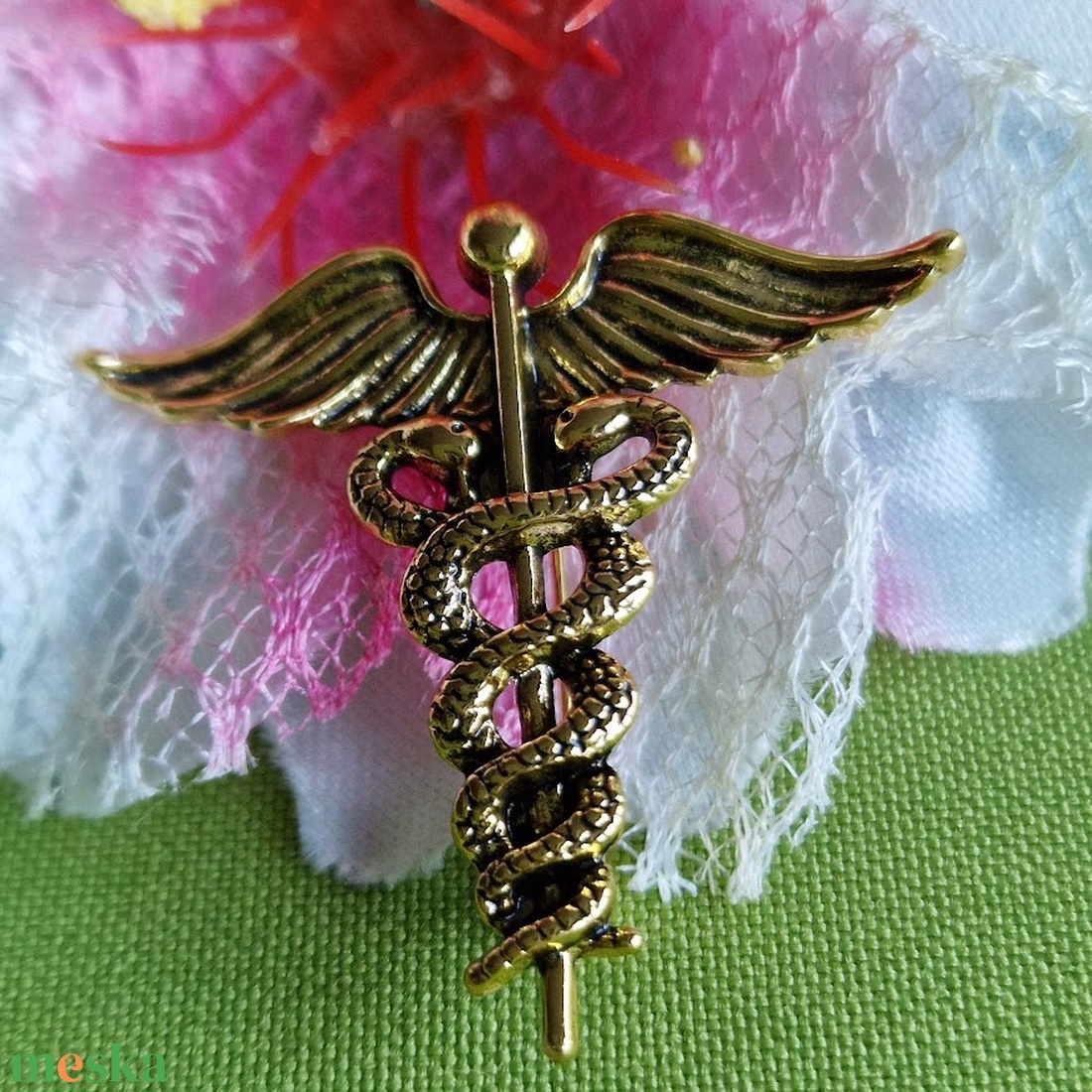 Kitűző, Bross BRO260 - Caduceus avagy Hermész botja - arany - ékszer - kitűző és bross - Meska.hu