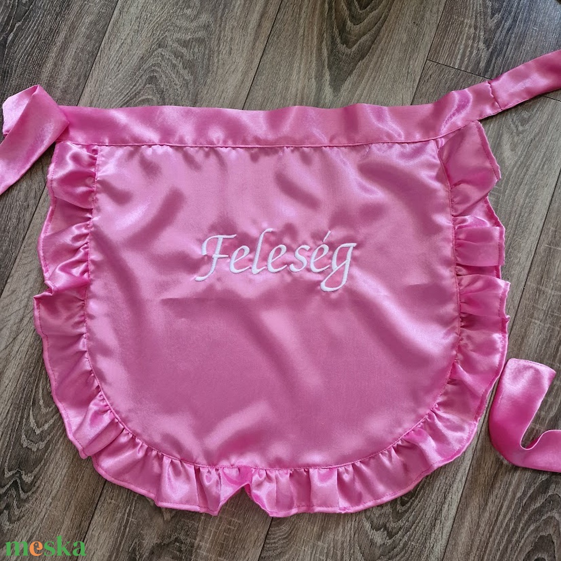 Esküvő OTT66 - pink színű szatén fodros kötény fehér hímzéssel - otthon & életmód - konyhafelszerelés, tálalás - konyhai textil - kötény - Meska.hu