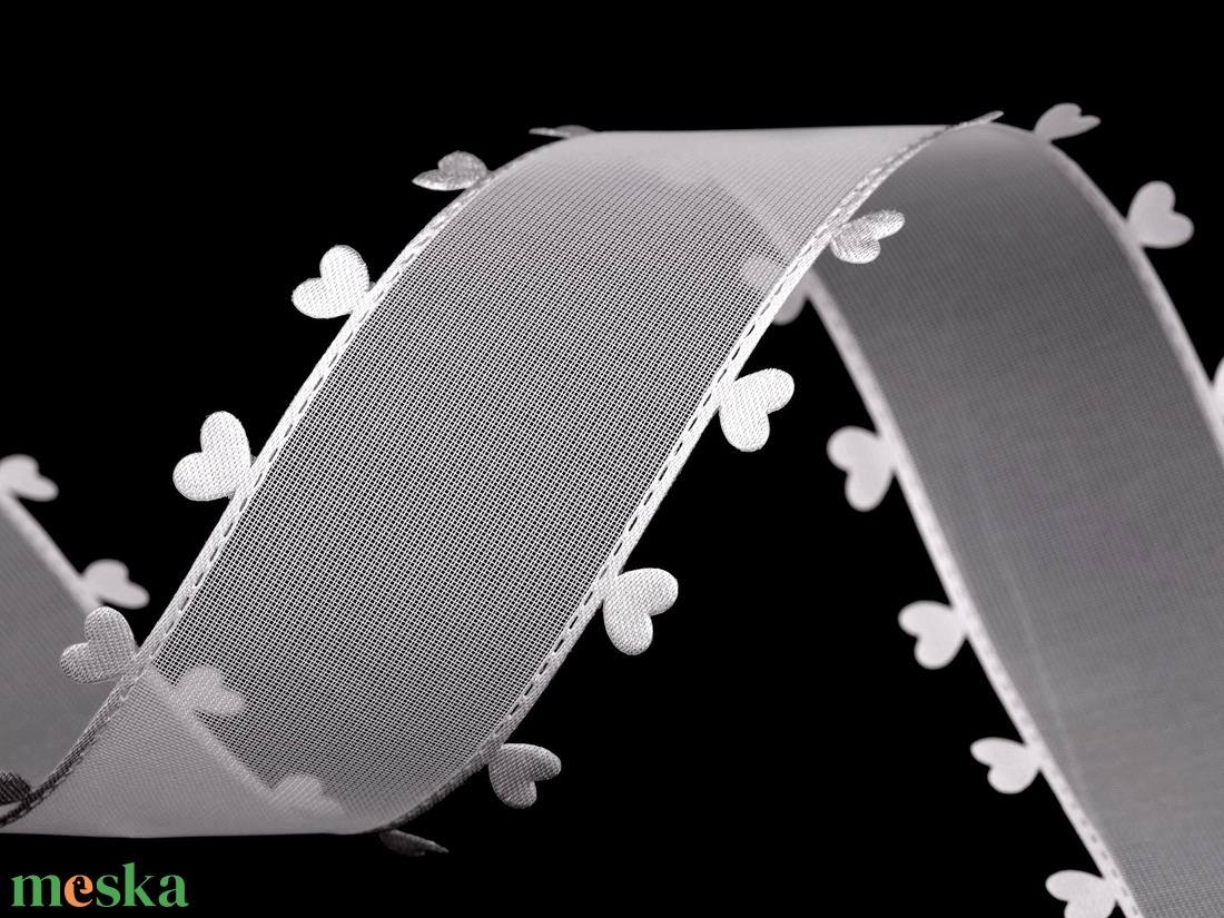 40SZK26 - 40mm-es fehér organza szalag kivágott szatén szívekkel a szélén - kellékek & szerszámok - méteráru - dekorációs alapanyag - Meska.hu