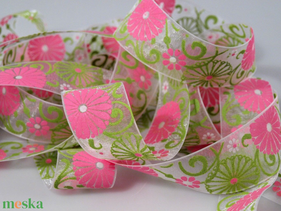 22SZOM07 - 22mm-es margaréta mintás organza szalag - fehér - kellékek & szerszámok - méteráru - dekorációs alapanyag - Meska.hu
