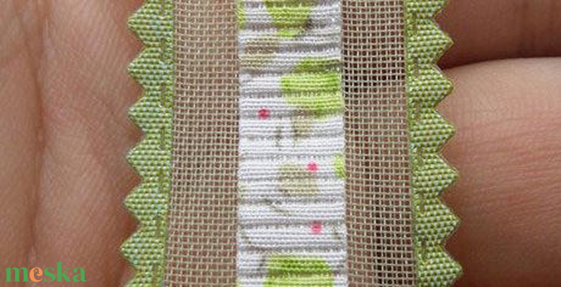 25SZOM09 - 25mm-es zöld színű, levél mintás organza szalag - 180cm - kellékek & szerszámok - méteráru - dekorációs alapanyag - Meska.hu