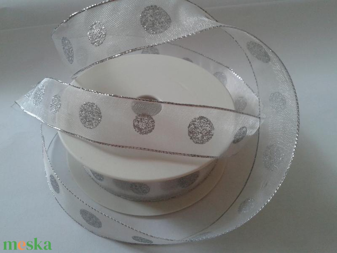 25SLM10 - 25mm-es pöttyös organza szalag dróttal - ezüst - kellékek & szerszámok - méteráru - dekorációs alapanyag - Meska.hu