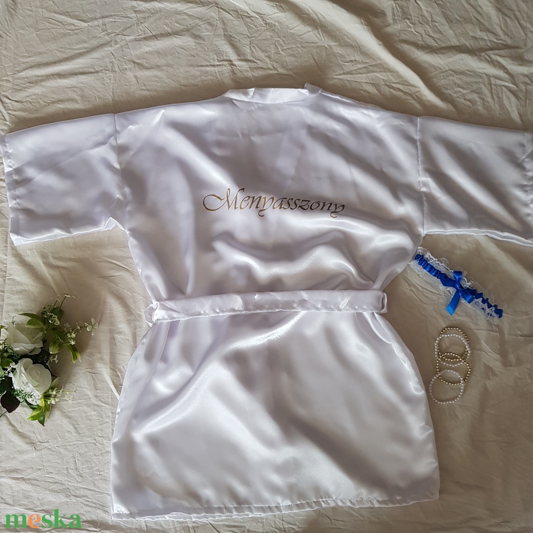 Hófehér menyasszonyi készülődő köntös menyasszony felirattal kb. 4XL-es - esküvő - kiegészítők - esküvői köntös - Meska.hu Hófehér menyasszonyi készülődő köntös menyasszony felirattal kb. 4XL-es - esküvő - kiegészítők - esküvői köntös - Meska.hu