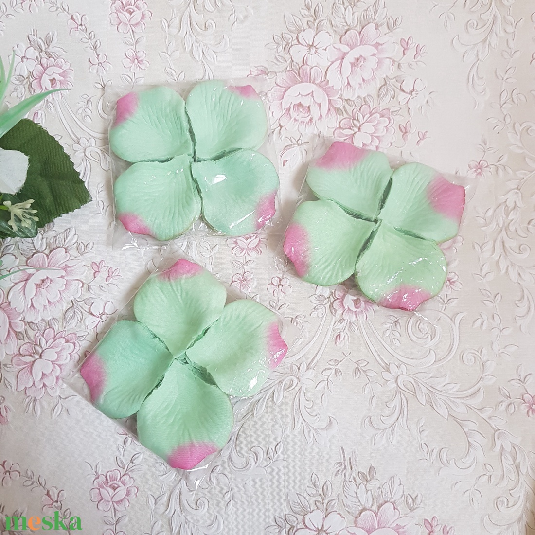 100db-os textil virágszirom, rózsaszirom, szirom csomagok ZÖLD-RÓZSASZÍN színben - kellékek & szerszámok - dekorációs kellékek - egyéb kellékek - Meska.hu 100db-os textil virágszirom, rózsaszirom, szirom csomagok ZÖLD-RÓZSASZÍN színben - kellékek & szerszámok - dekorációs kellékek - egyéb kellékek - Meska.hu