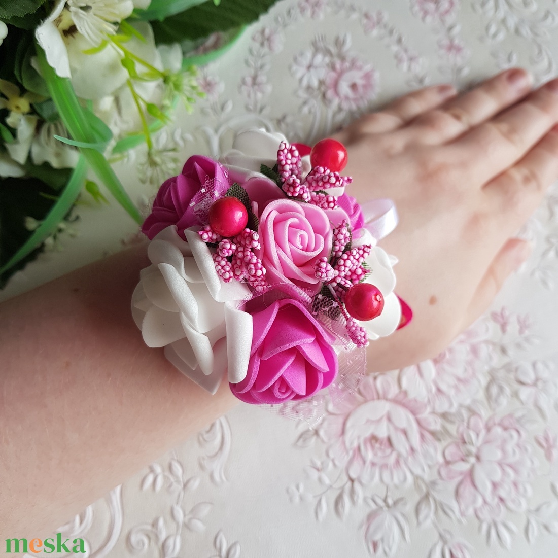 Pink-fehér színű rózsás, gyöngyös csuklódísz - esküvő - ékszer - karkötő & csuklódísz - Meska.hu Pink-fehér színű rózsás, gyöngyös csuklódísz - esküvő - ékszer - karkötő & csuklódísz - Meska.hu