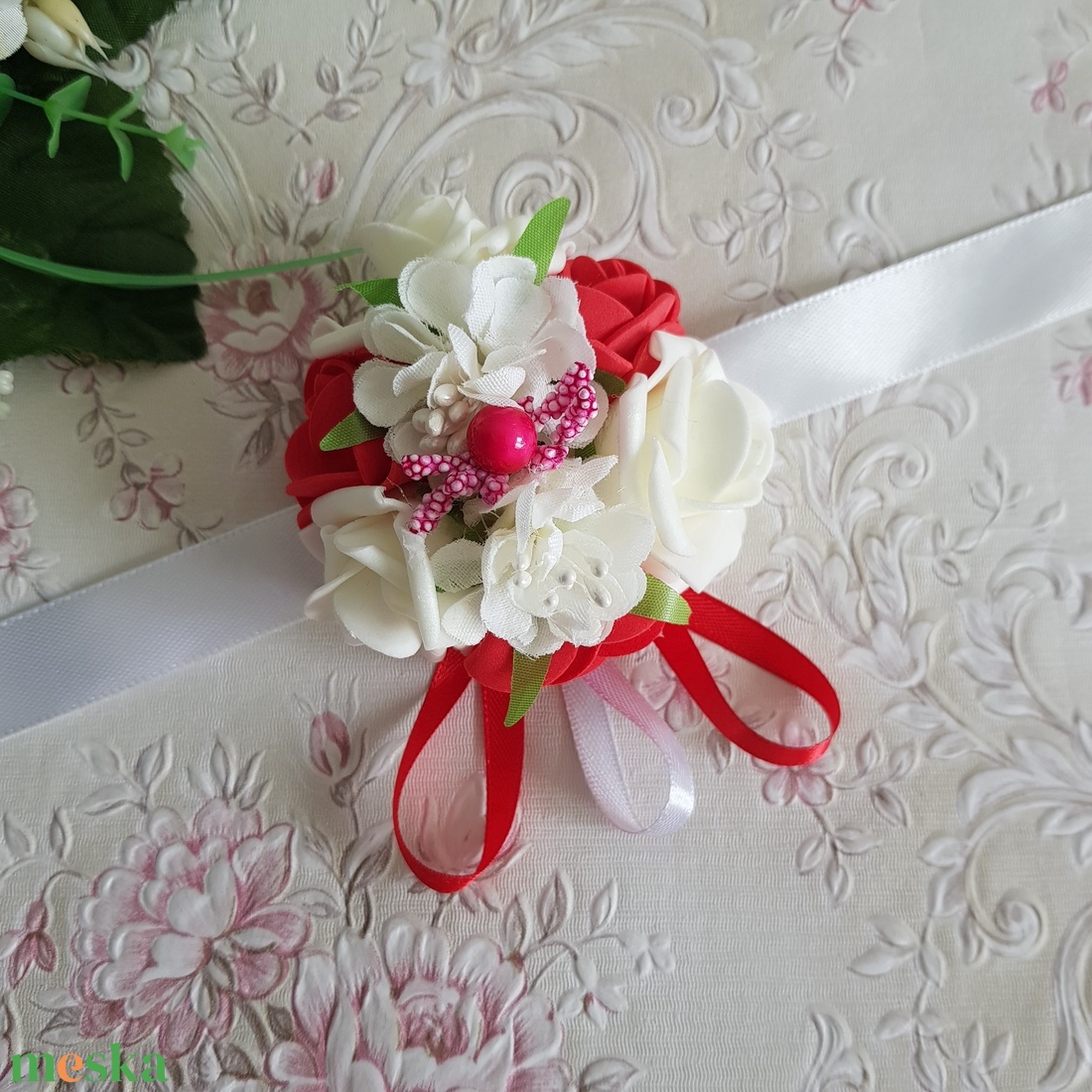 Ekrü-piros színű rózsás, gyöngyös csuklódísz - esküvő - ékszer - karkötő & csuklódísz - Meska.hu Ekrü-piros színű rózsás, gyöngyös csuklódísz - esküvő - ékszer - karkötő & csuklódísz - Meska.hu