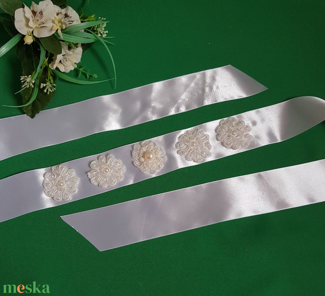 Gyöngyös, hímzett virág díszes menyasszonyi öv, hófehér szatén öv - esküvő - kiegészítők - öv & pánt - Meska.hu Gyöngyös, hímzett virág díszes menyasszonyi öv, hófehér szatén öv - esküvő - kiegészítők - öv & pánt - Meska.hu