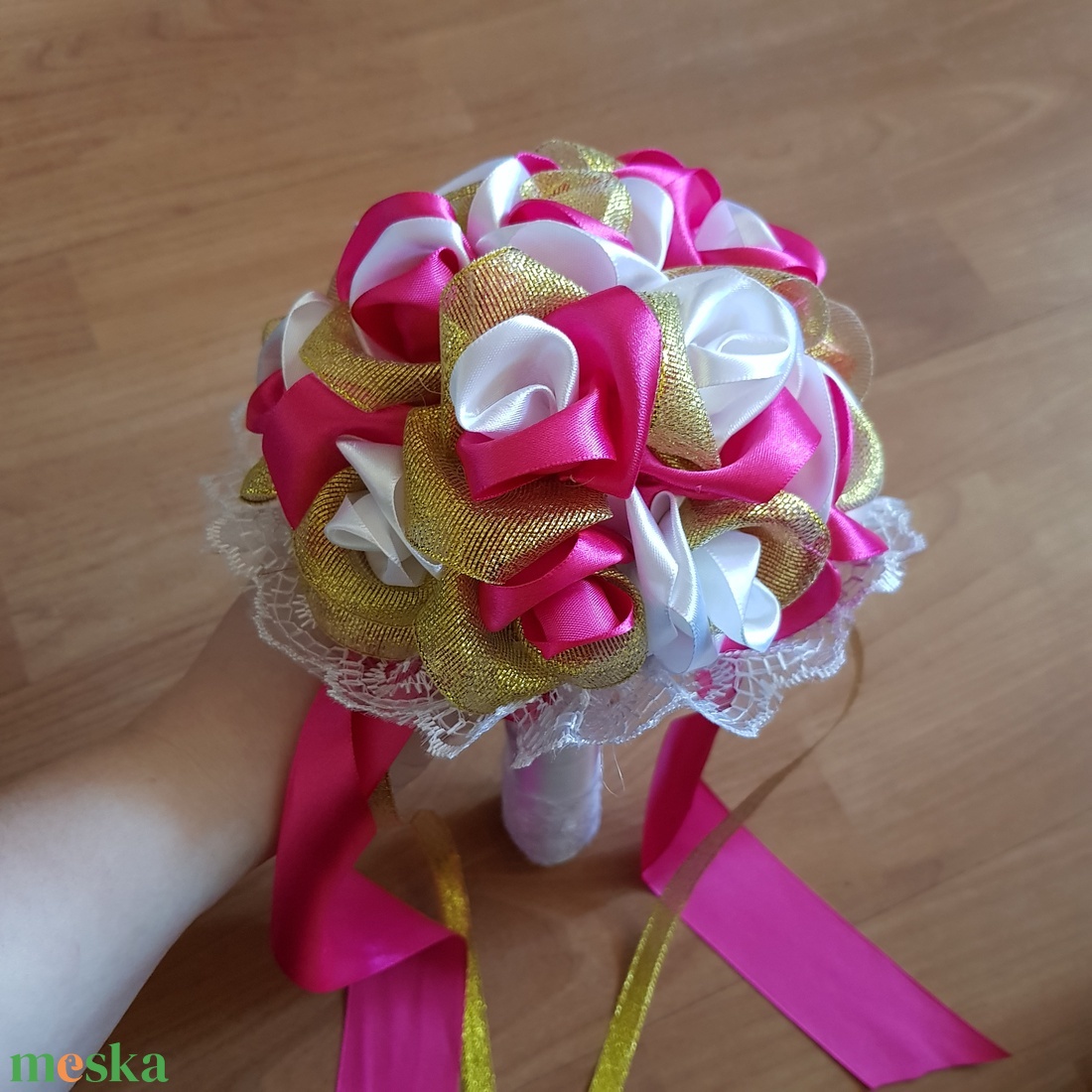 Hófehér-pink-arany rózsás, csipkés menyasszonyi örökcsokor - esküvő - menyasszonyi- és dobócsokor - Meska.hu Hófehér-pink-arany rózsás, csipkés menyasszonyi örökcsokor - esküvő - menyasszonyi- és dobócsokor - Meska.hu