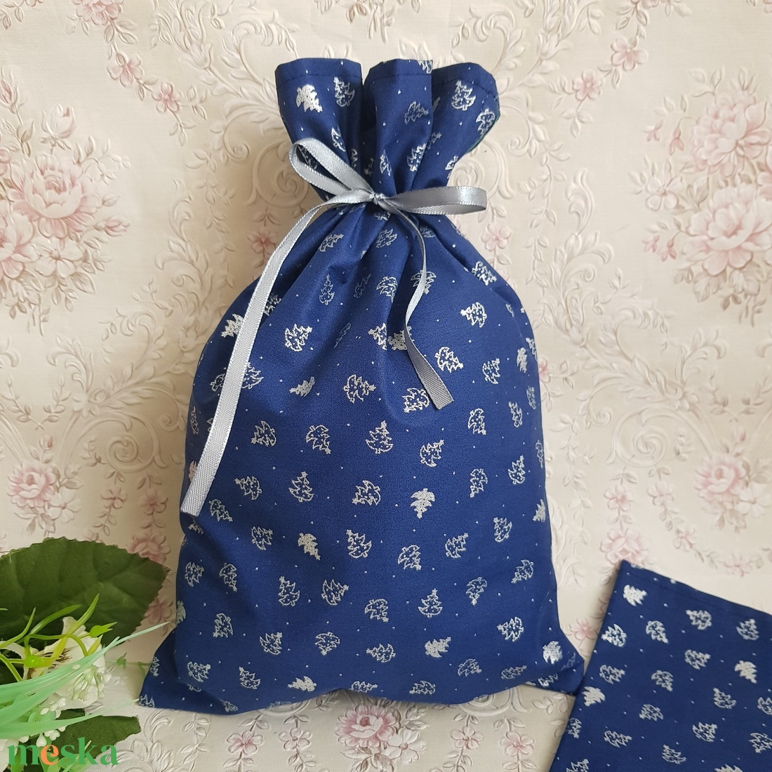Karácsonyi, csillogó karácsonyfa mintás mikulás zsák, textil ajándéktasak - karácsony - mikulás - mikulás zsák, zokni, csizma - Meska.hu Karácsonyi, csillogó karácsonyfa mintás mikulás zsák, textil ajándéktasak - karácsony - mikulás - mikulás zsák, zokni, csizma - Meska.hu