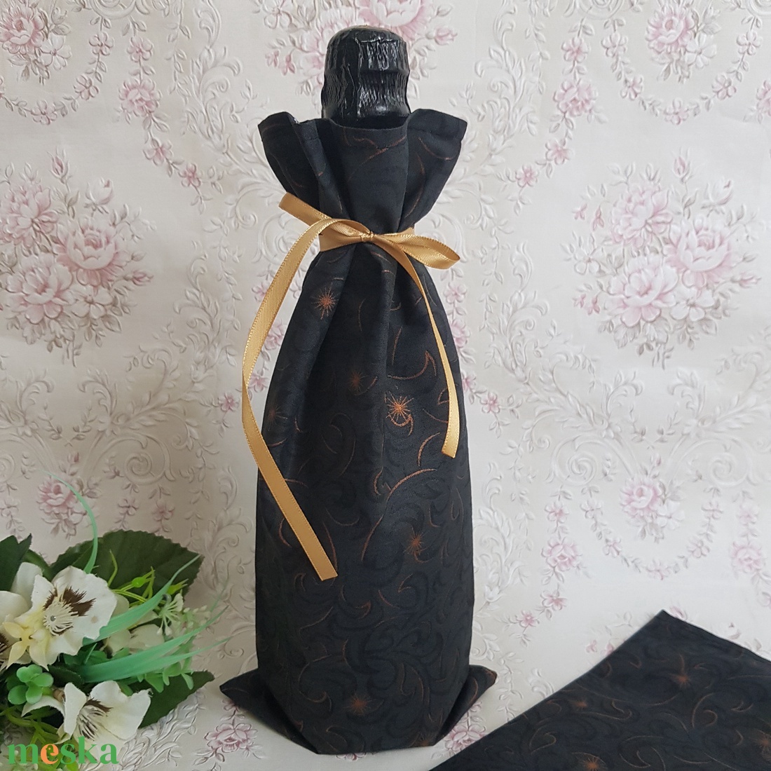 Csillogó arany mintás fekete zsák, textil ajándéktasak pezsgőkhöz - karácsony - karácsonyi ajándékozás - karácsonyi ajándékcsomagolás - Meska.hu