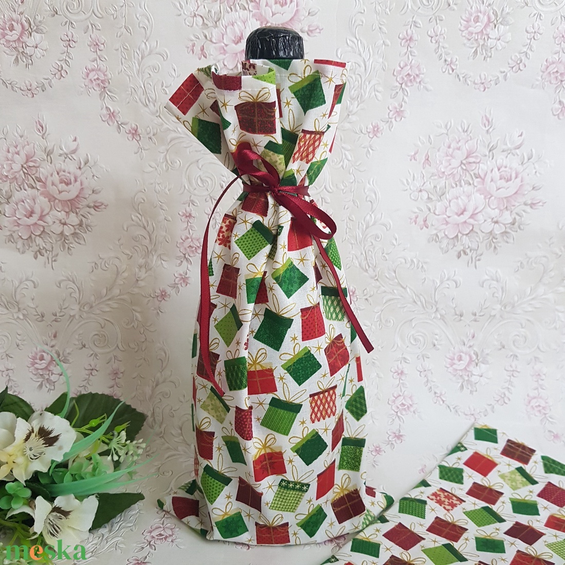 Csillogó szalagos ajándékdoboz mintás zsák, textil ajándéktasak pezsgőkhöz - karácsony - karácsonyi ajándékozás - karácsonyi ajándékcsomagolás - Meska.hu Csillogó szalagos ajándékdoboz mintás zsák, textil ajándéktasak pezsgőkhöz - karácsony - karácsonyi ajándékozás - karácsonyi ajándékcsomagolás - Meska.hu