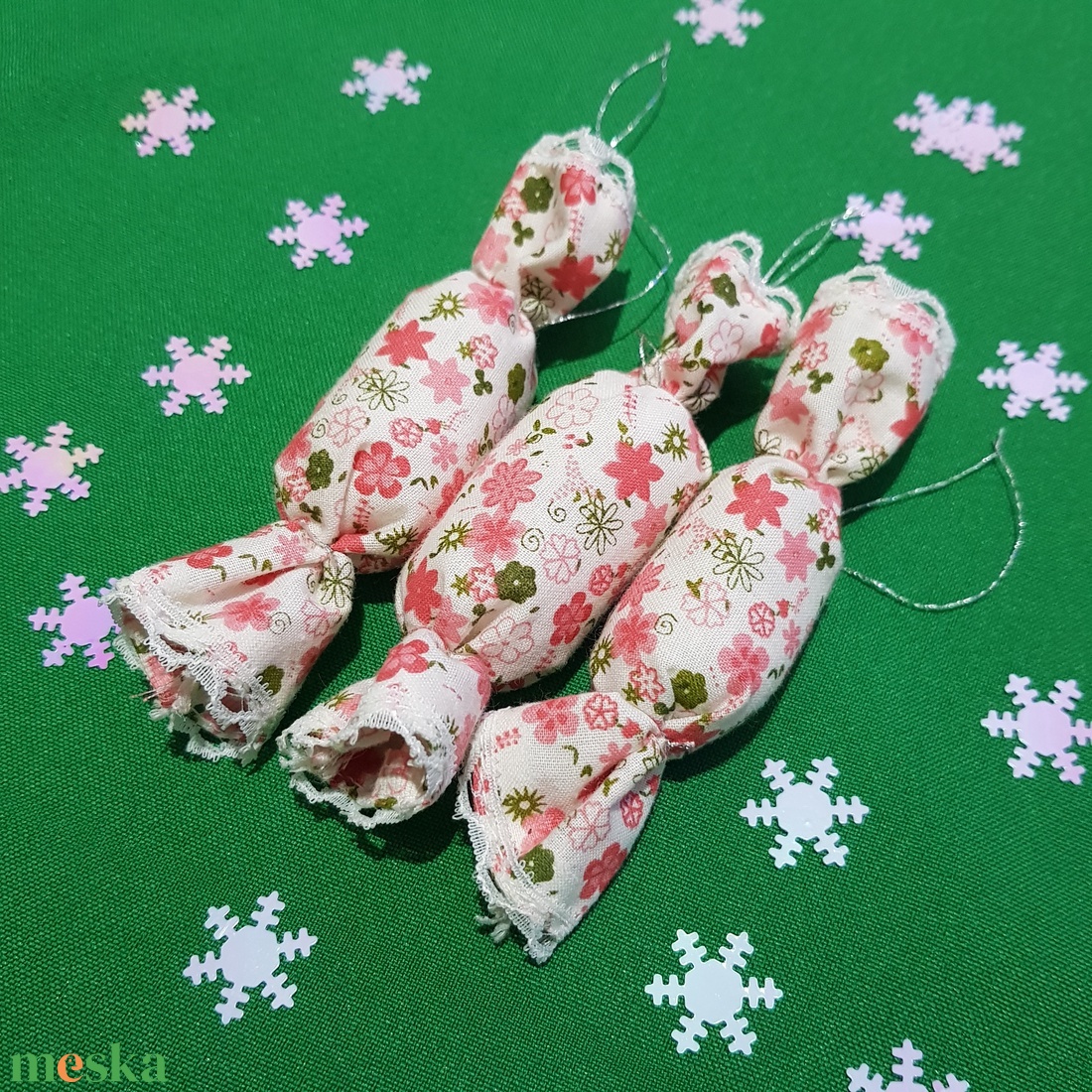 Textil szaloncukor, rózsaszín virág mintás karácsonyfadísz, karácsonyi dekoráció - karácsony - karácsonyi lakásdekoráció - karácsonyfadíszek - Meska.hu Textil szaloncukor, rózsaszín virág mintás karácsonyfadísz, karácsonyi dekoráció - karácsony - karácsonyi lakásdekoráció - karácsonyfadíszek - Meska.hu