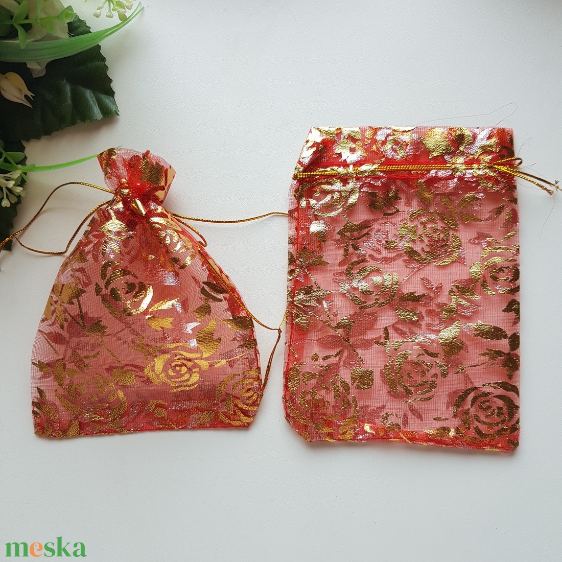 Arany színű rózsa mintás piros organza dísztasak, ajándék tasak kb. 10x13cm - esküvő - emlék & ajándék - köszönőajándék - Meska.hu Arany színű rózsa mintás piros organza dísztasak, ajándék tasak kb. 10x13cm - esküvő - emlék & ajándék - köszönőajándék - Meska.hu