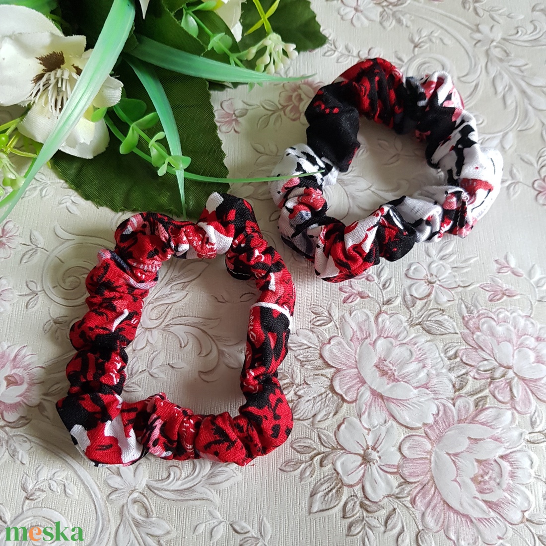 Piros-fehér-fekete színű Textil hajgumik - ruha & divat - hajdísz & hajcsat - hajgumi - Meska.hu
