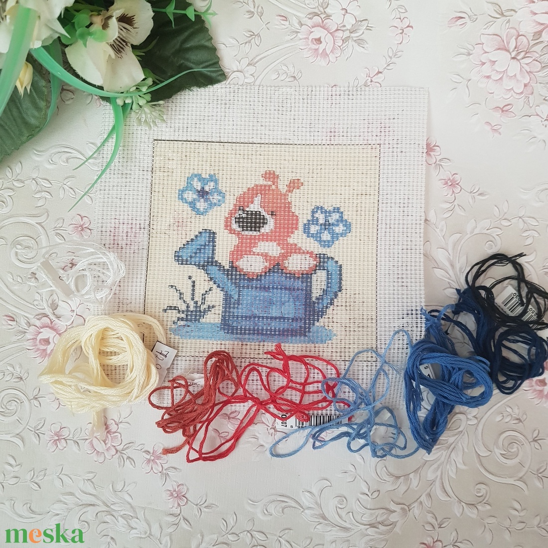 Kivarratlan mini gobelin kezdőknek fonallal 18x18cm Kiskutya locsolóban - művészet - textilkép - gobelin - Meska.hu Kivarratlan mini gobelin kezdőknek fonallal 18x18cm Kiskutya locsolóban - művészet - textilkép - gobelin - Meska.hu