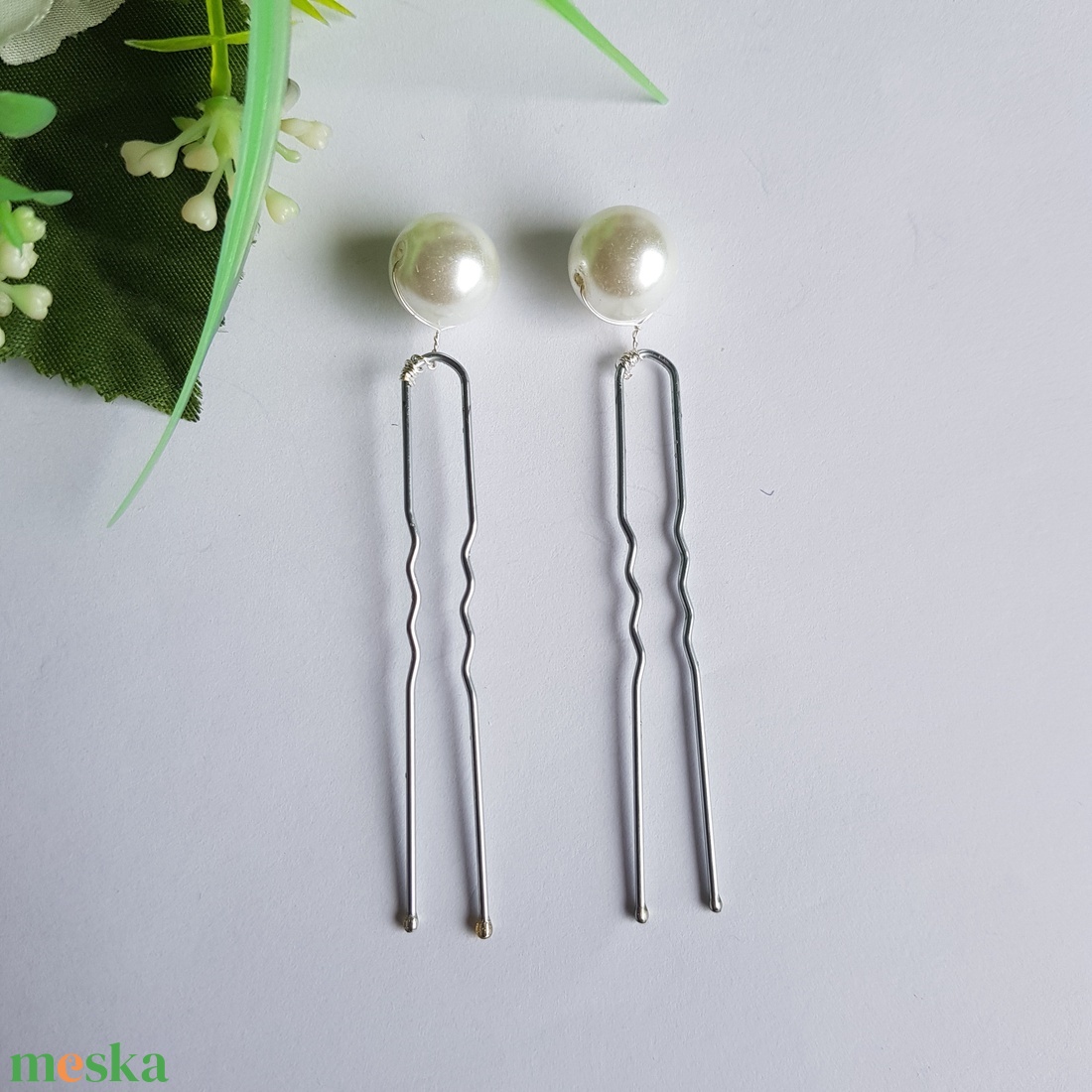 Fehér gyöngyös menyasszonyi hajtű, drótos hajdísz - esküvő - hajdísz - hajtű - Meska.hu