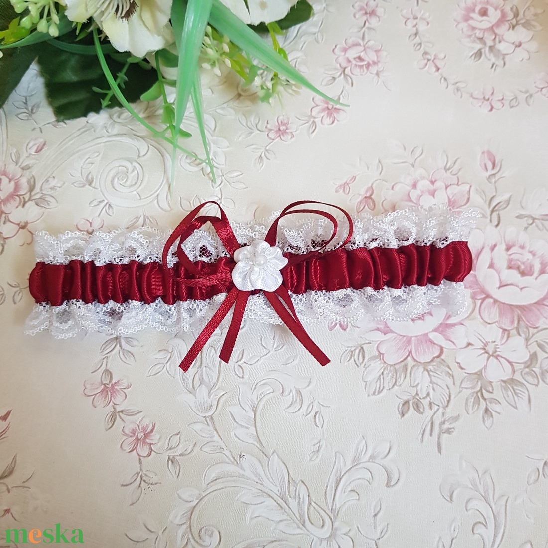 Hófehér csipkés, bordó masnis-virágos menyasszonyi harisnyakötő, combcsipke - esküvő - kiegészítők - harisnyatartó & valami kék - Meska.hu
