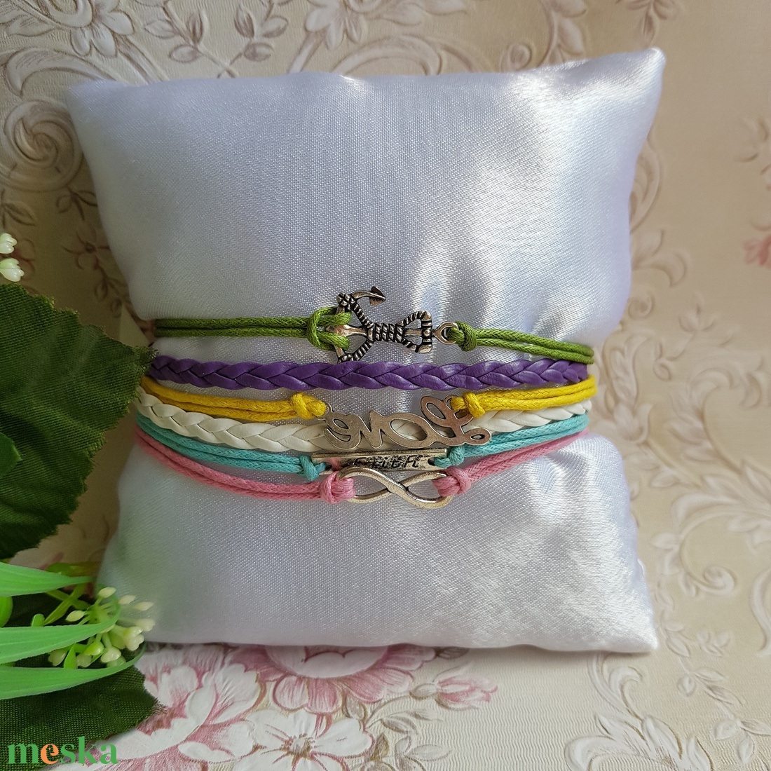 Színes, tarka műbőr karkötő fém díszekkel - horgony, LOVE, faith, végtelen jel - ékszer - karkötő - fonott karkötő - Meska.hu