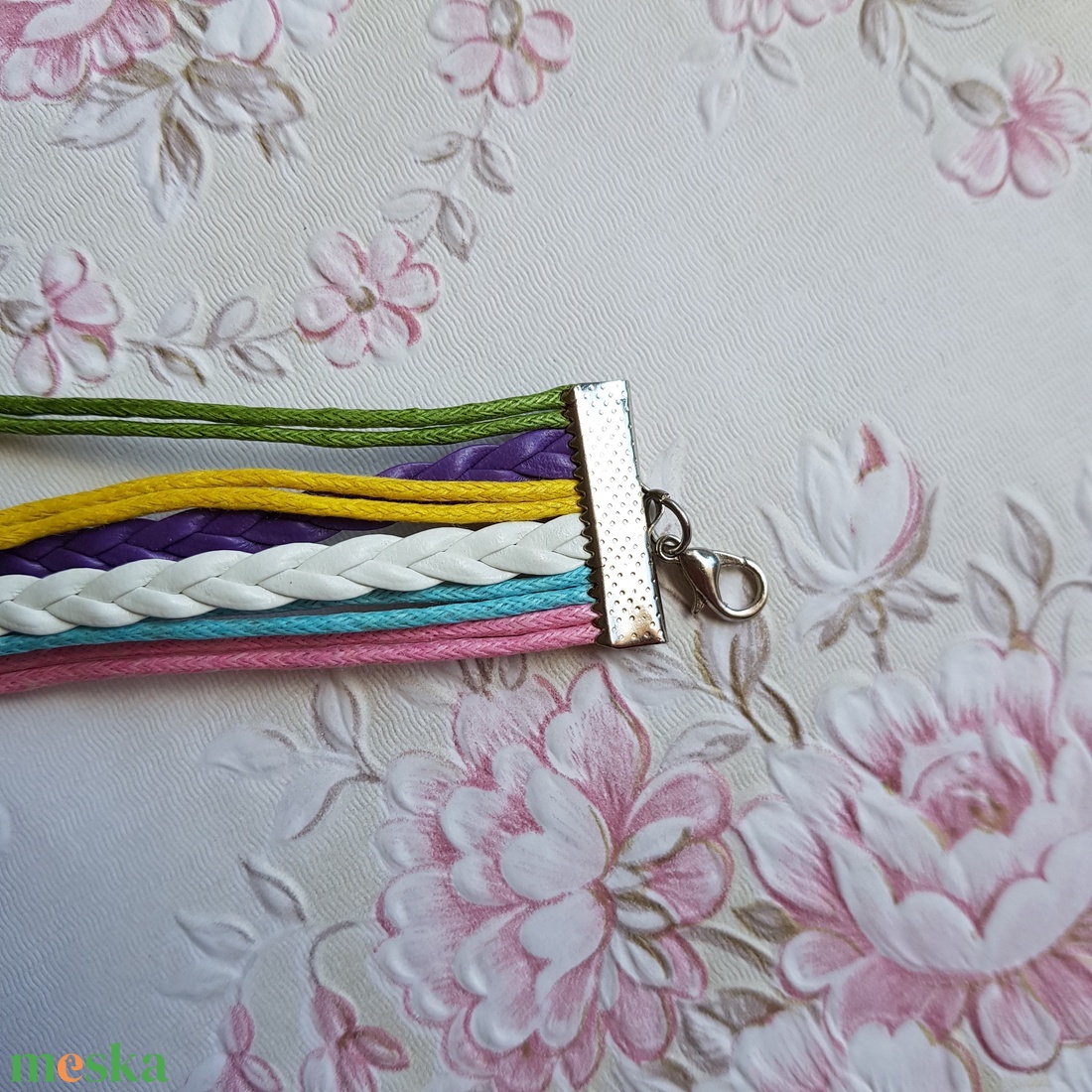 Színes, tarka műbőr karkötő fém díszekkel - horgony, LOVE, faith, végtelen jel - ékszer - karkötő - fonott karkötő - Meska.hu