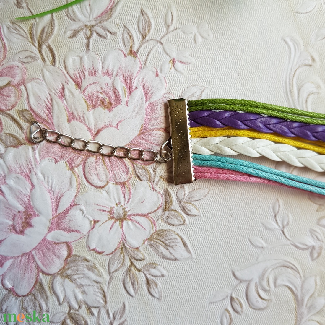 Színes, tarka műbőr karkötő fém díszekkel - horgony, LOVE, faith, végtelen jel - ékszer - karkötő - fonott karkötő - Meska.hu