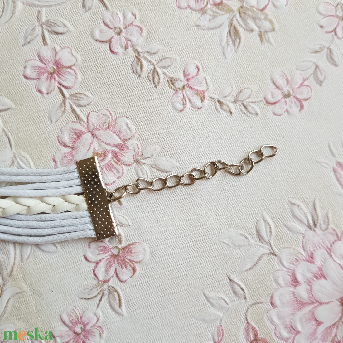 Fehér műbőr karkötő fém díszekkel - galamb, LOVE, szív - ékszer - karkötő - fonott karkötő - Meska.hu