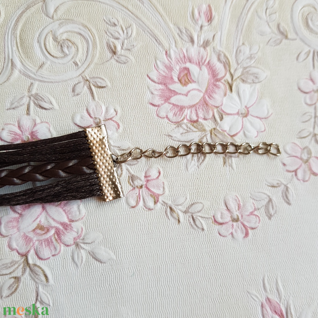 Barna műbőr karkötő fém díszekkel - horgony, believe, szárny, végtelen jel - ékszer - karkötő - fonott karkötő - Meska.hu