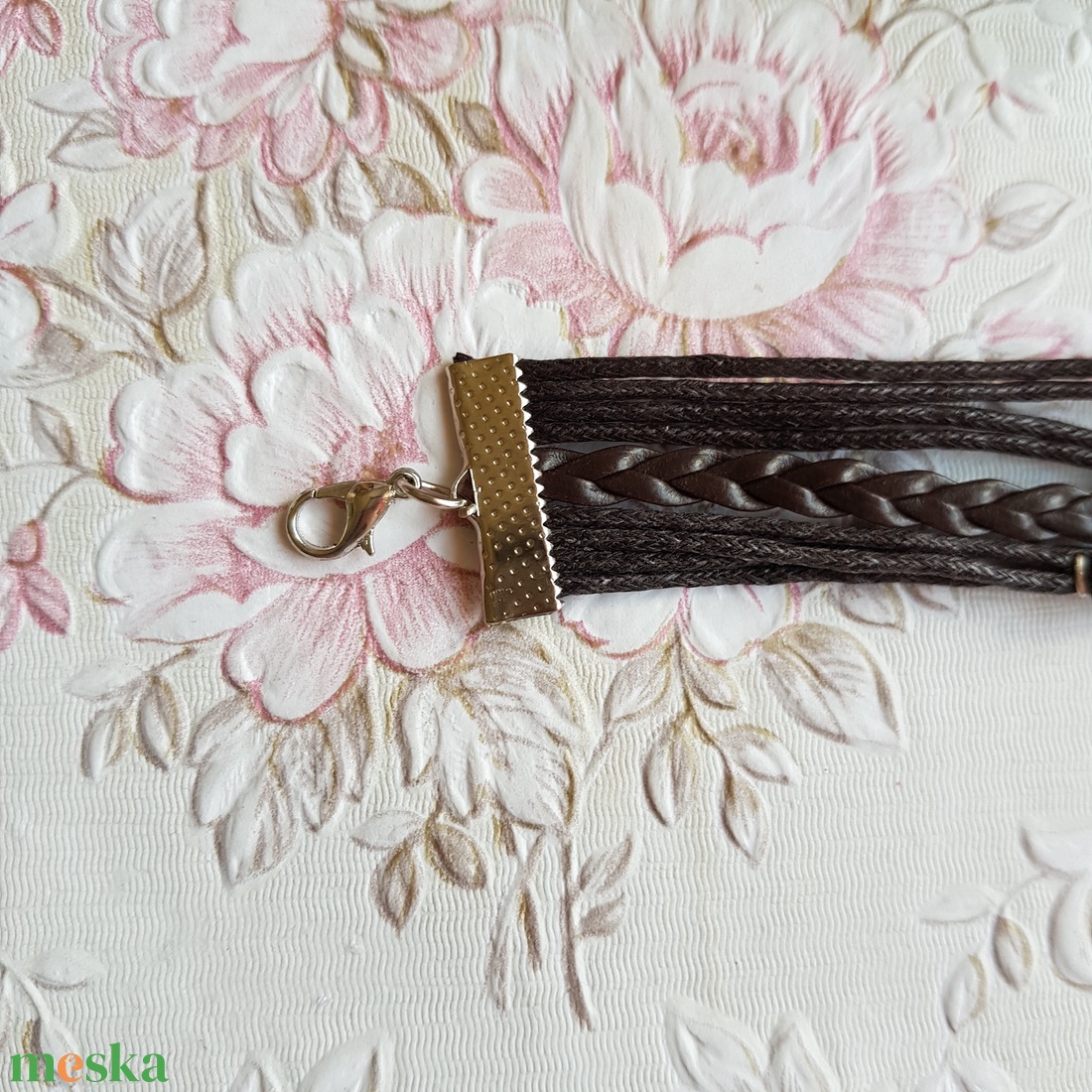 Barna műbőr karkötő fém díszekkel - horgony, believe, szárny, végtelen jel - ékszer - karkötő - fonott karkötő - Meska.hu