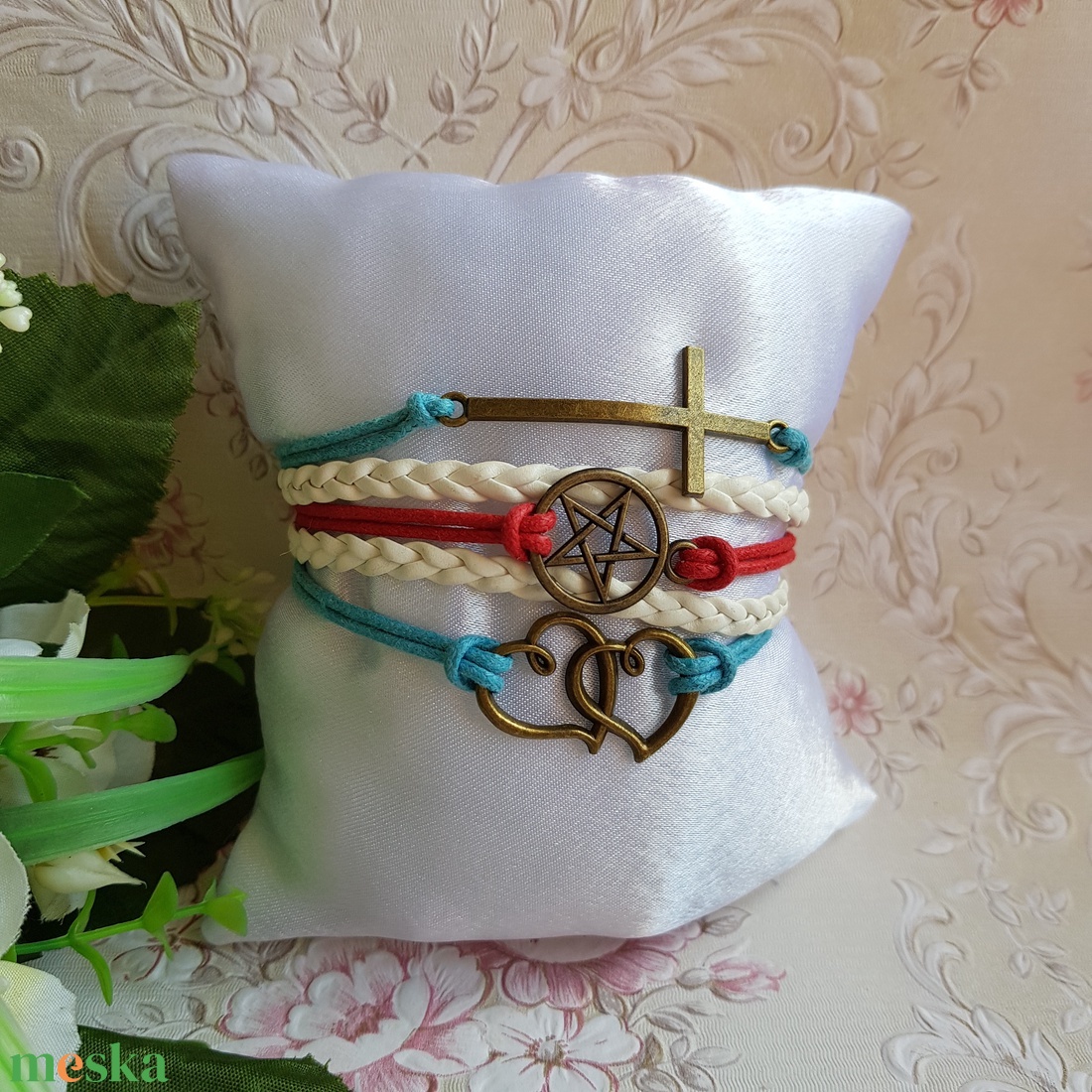 Színes műbőr karkötő fém díszekkel - csillag, kereszt, szívek - ékszer - karkötő - fonott karkötő - Meska.hu