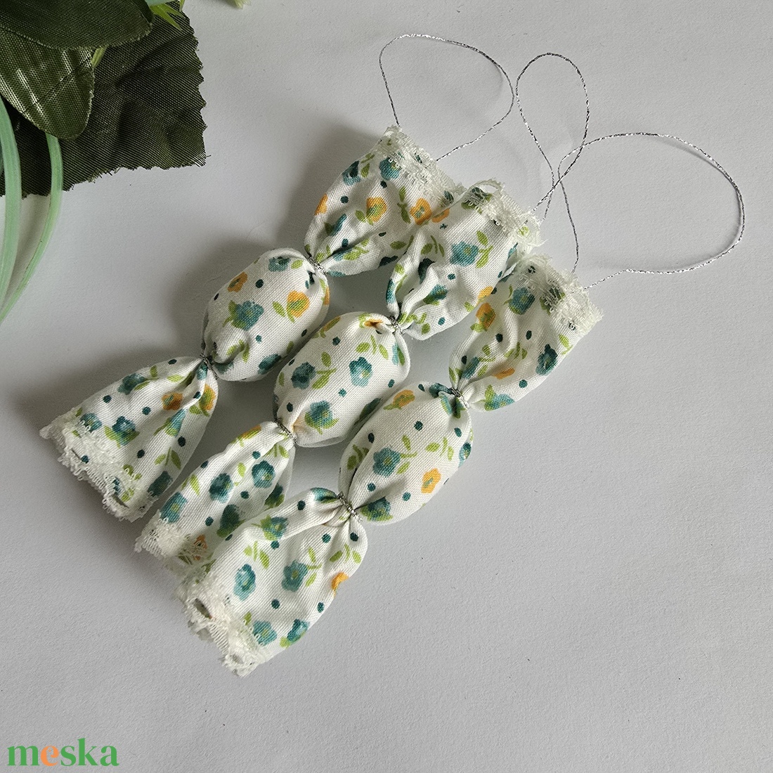 Virág mintás textil szaloncukor,  karácsonyfadísz, karácsonyi dekoráció - karácsony - karácsonyi lakásdekoráció - karácsonyfadíszek - Meska.hu