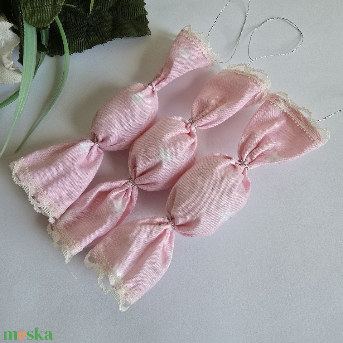 Rózsaszín alapon fehér csillag mintás textil szaloncukor karácsonyfadísz, karácsonyi dekoráció - karácsony - karácsonyi lakásdekoráció - karácsonyfadíszek - Meska.hu