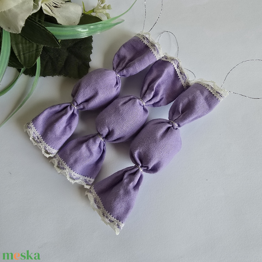 Lila színű textil szaloncukor karácsonyfadísz, karácsonyi dekoráció - karácsony - karácsonyi lakásdekoráció - karácsonyfadíszek - Meska.hu