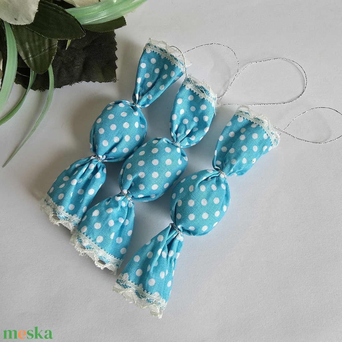 Türkiz alapon fehér pöttyös textil szaloncukor karácsonyfadísz, karácsonyi dekoráció - karácsony - karácsonyi lakásdekoráció - karácsonyfadíszek - Meska.hu