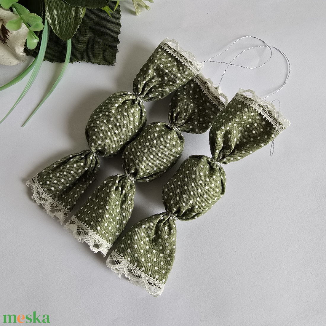 Textil szaloncukor, zöld alapon pöttyös karácsonyfadísz, karácsonyi dekoráció - karácsony - karácsonyi lakásdekoráció - karácsonyfadíszek - Meska.hu Textil szaloncukor, zöld alapon pöttyös karácsonyfadísz, karácsonyi dekoráció - karácsony - karácsonyi lakásdekoráció - karácsonyfadíszek - Meska.hu