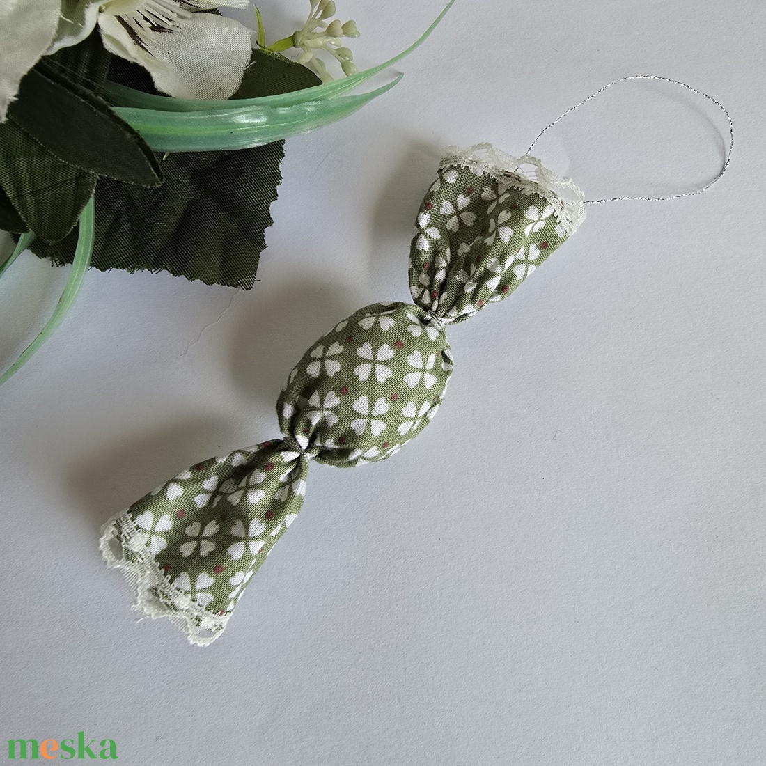 Zöld alapon fehér lóhere mintás textil szaloncukor karácsonyfadísz, karácsonyi dekoráció - karácsony - karácsonyi lakásdekoráció - karácsonyfadíszek - Meska.hu