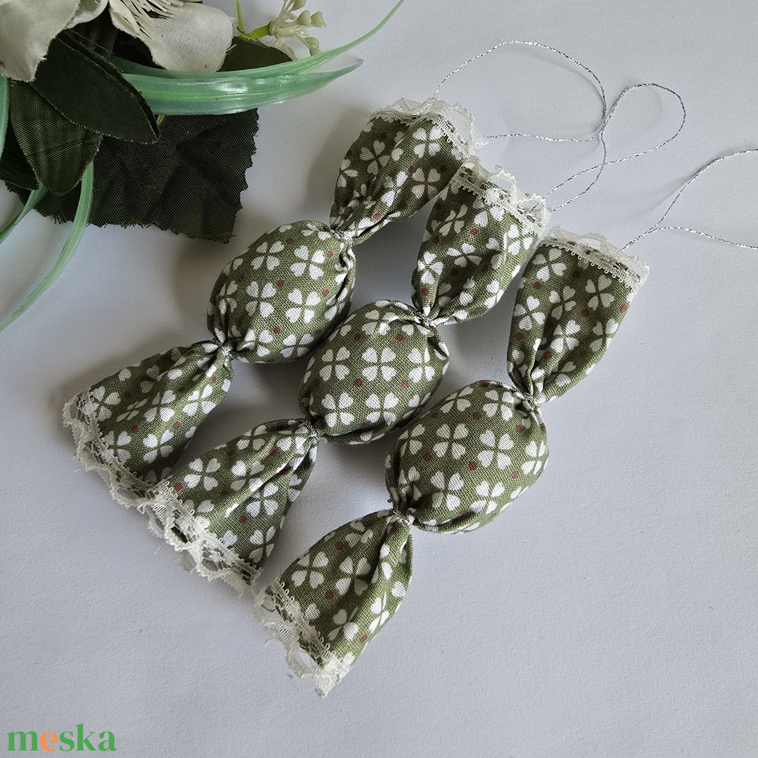 Zöld alapon fehér lóhere mintás textil szaloncukor karácsonyfadísz, karácsonyi dekoráció - karácsony - karácsonyi lakásdekoráció - karácsonyfadíszek - Meska.hu