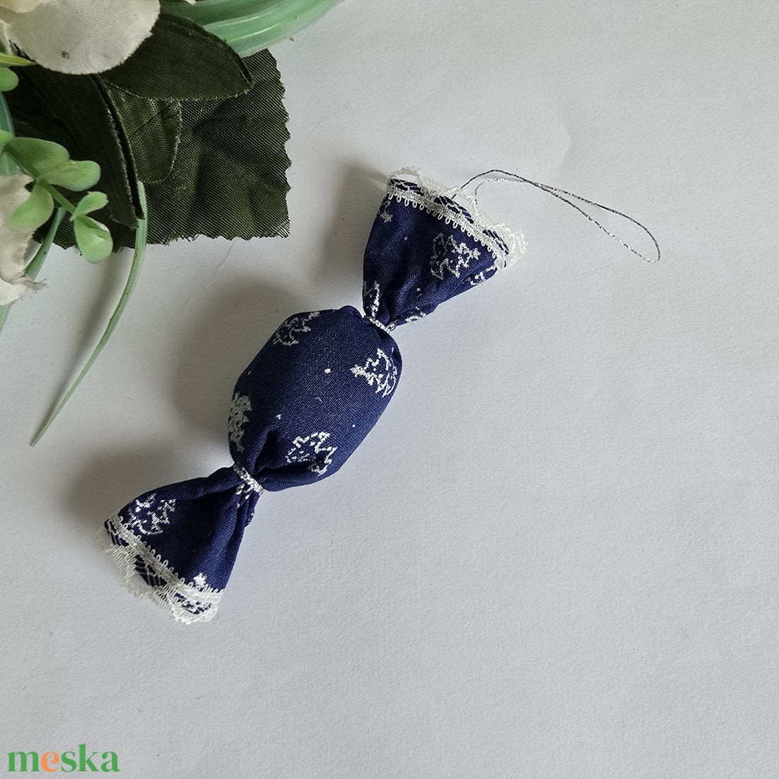 Ezüstszínű fenyő mintás textil szaloncukor karácsonyfadísz, karácsonyi dekoráció - karácsony - karácsonyi lakásdekoráció - karácsonyfadíszek - Meska.hu