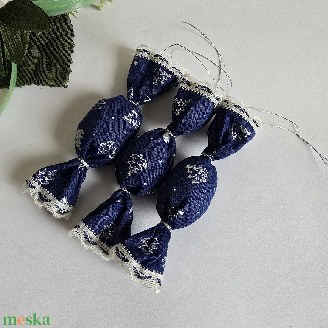 Ezüstszínű fenyő mintás textil szaloncukor karácsonyfadísz, karácsonyi dekoráció - karácsony - karácsonyi lakásdekoráció - karácsonyfadíszek - Meska.hu