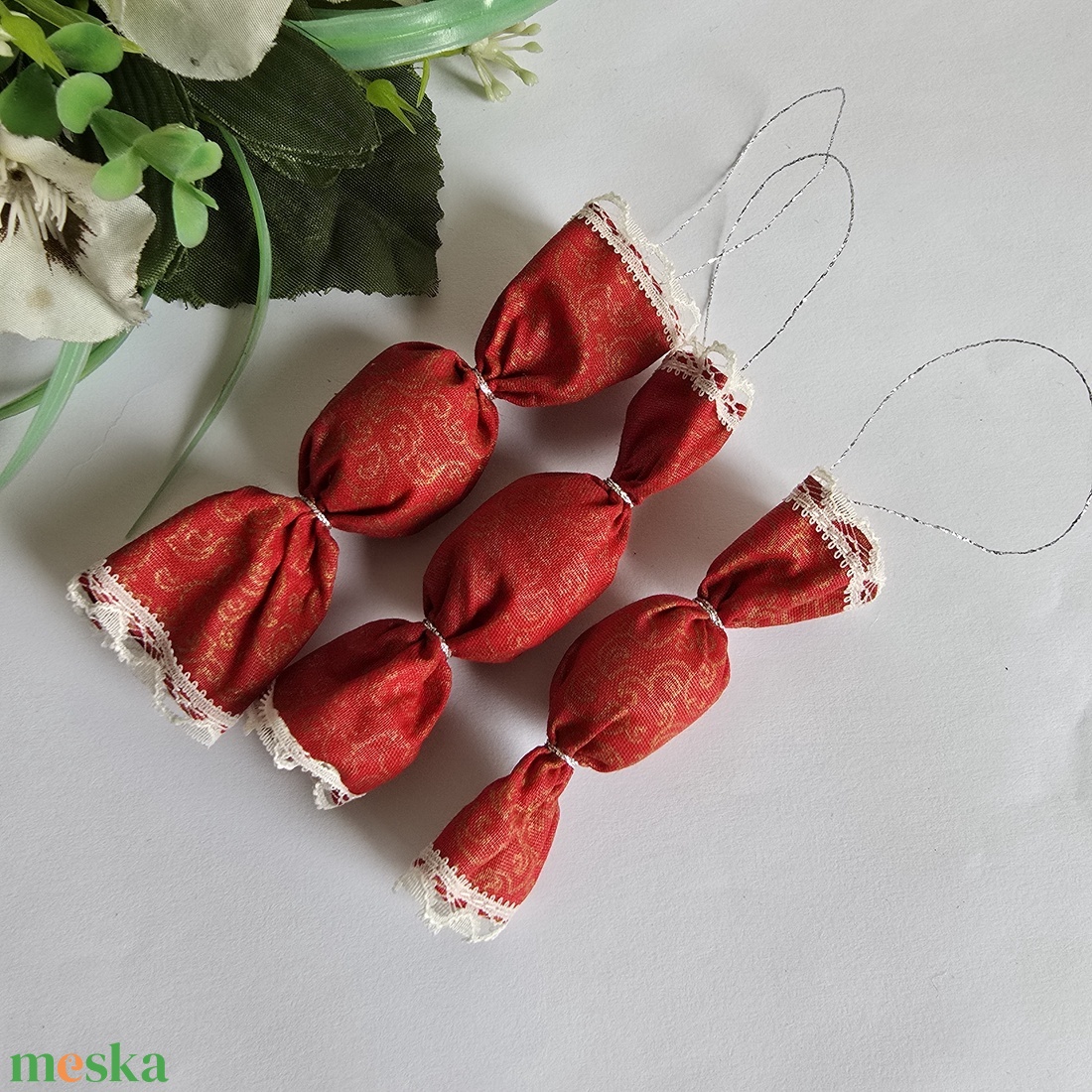 Piros színű, arany mintás textil szaloncukor karácsonyfadísz, karácsonyi dekoráció - karácsony - karácsonyi lakásdekoráció - karácsonyfadíszek - Meska.hu Piros színű, arany mintás textil szaloncukor karácsonyfadísz, karácsonyi dekoráció - karácsony - karácsonyi lakásdekoráció - karácsonyfadíszek - Meska.hu