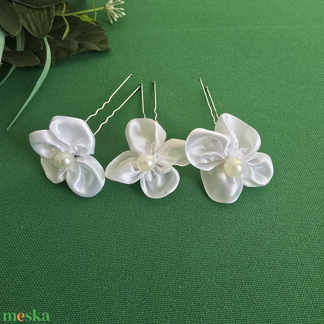 Fehér gyöngyös, fehér színű szatén virágos hajtű, hajdísz - esküvő - hajdísz - hajtű - Meska.hu