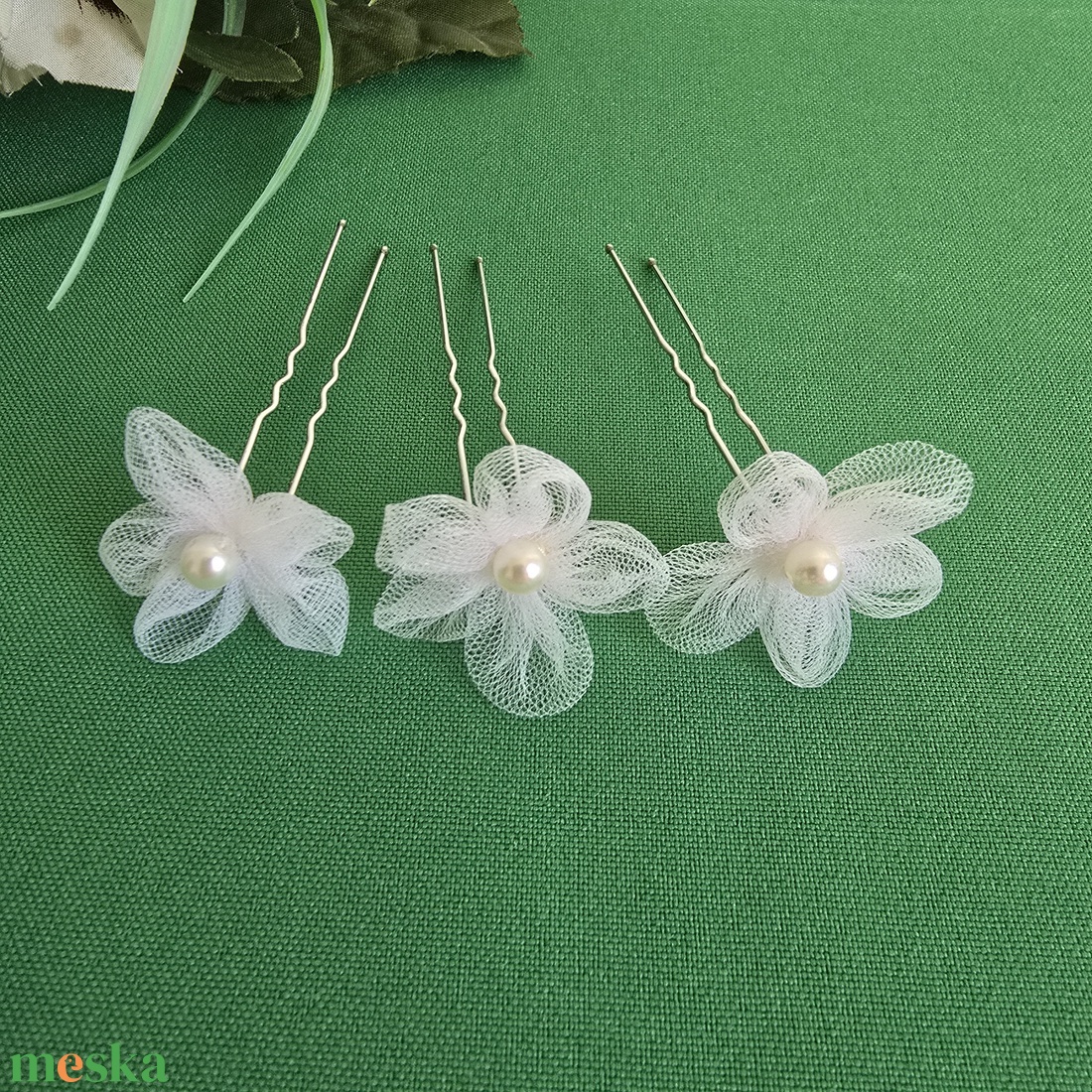 Fehér gyöngyös, fehér színű tüll virágos hajtű, hajdísz - esküvő - hajdísz - hajtű - Meska.hu