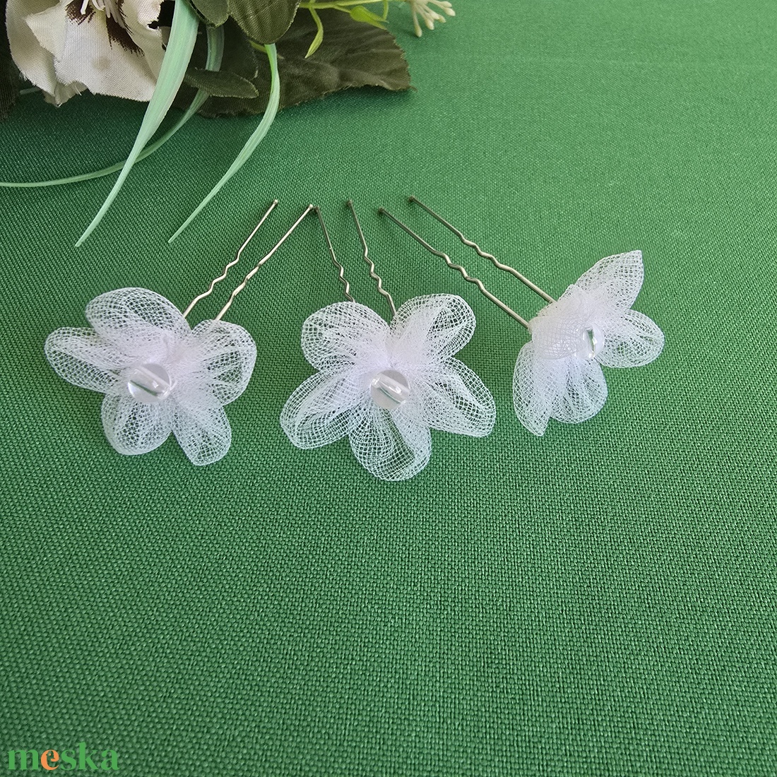 Áttetsző gyöngyös, fehér színű tüll virágos hajtű, hajdísz - esküvő - hajdísz - hajtű - Meska.hu Áttetsző gyöngyös, fehér színű tüll virágos hajtű, hajdísz - esküvő - hajdísz - hajtű - Meska.hu