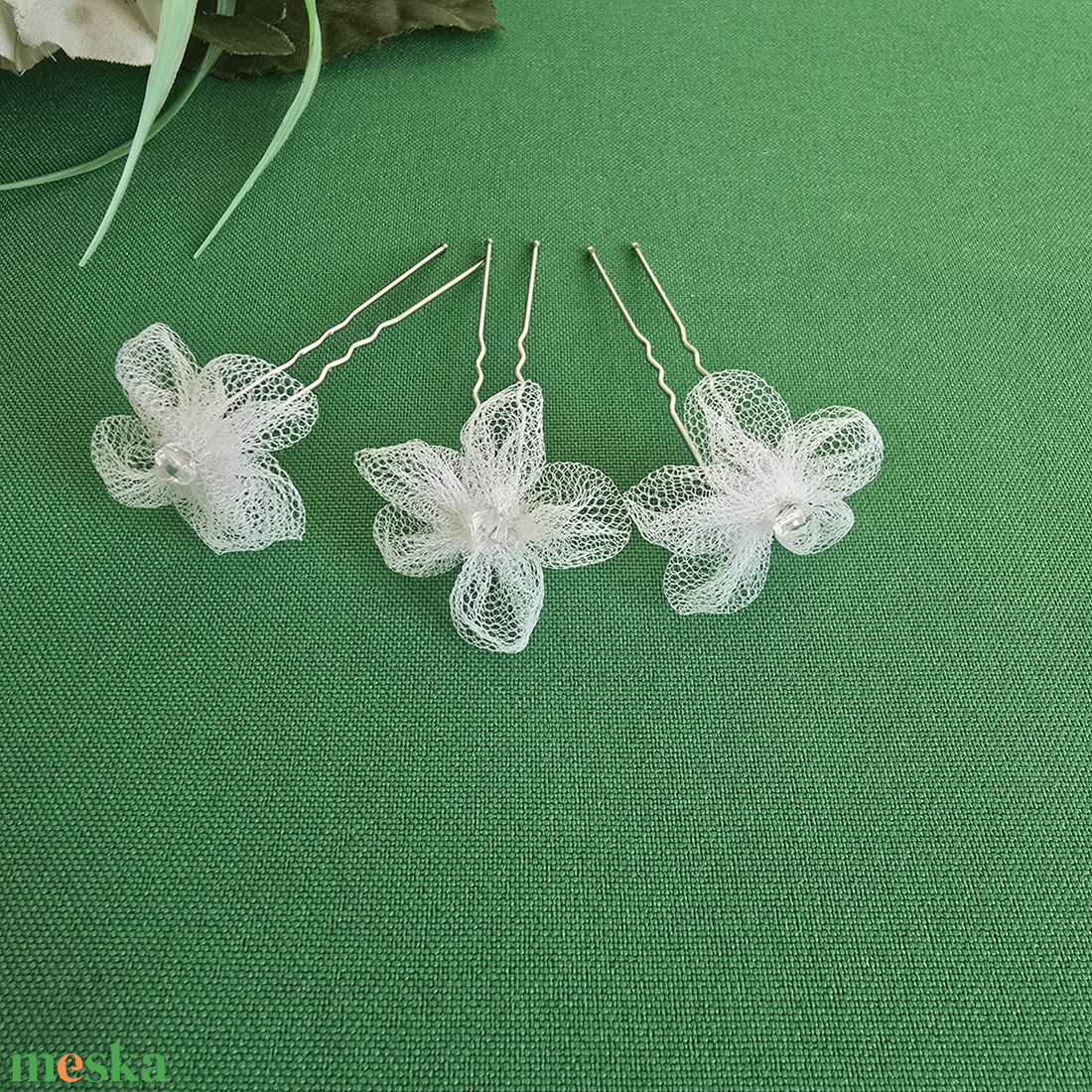 Áttetsző, gyémánt alakú gyöngyös, fehér színű tüll virágos hajtű, hajdísz - esküvő - hajdísz - hajtű - Meska.hu Áttetsző, gyémánt alakú gyöngyös, fehér színű tüll virágos hajtű, hajdísz - esküvő - hajdísz - hajtű - Meska.hu