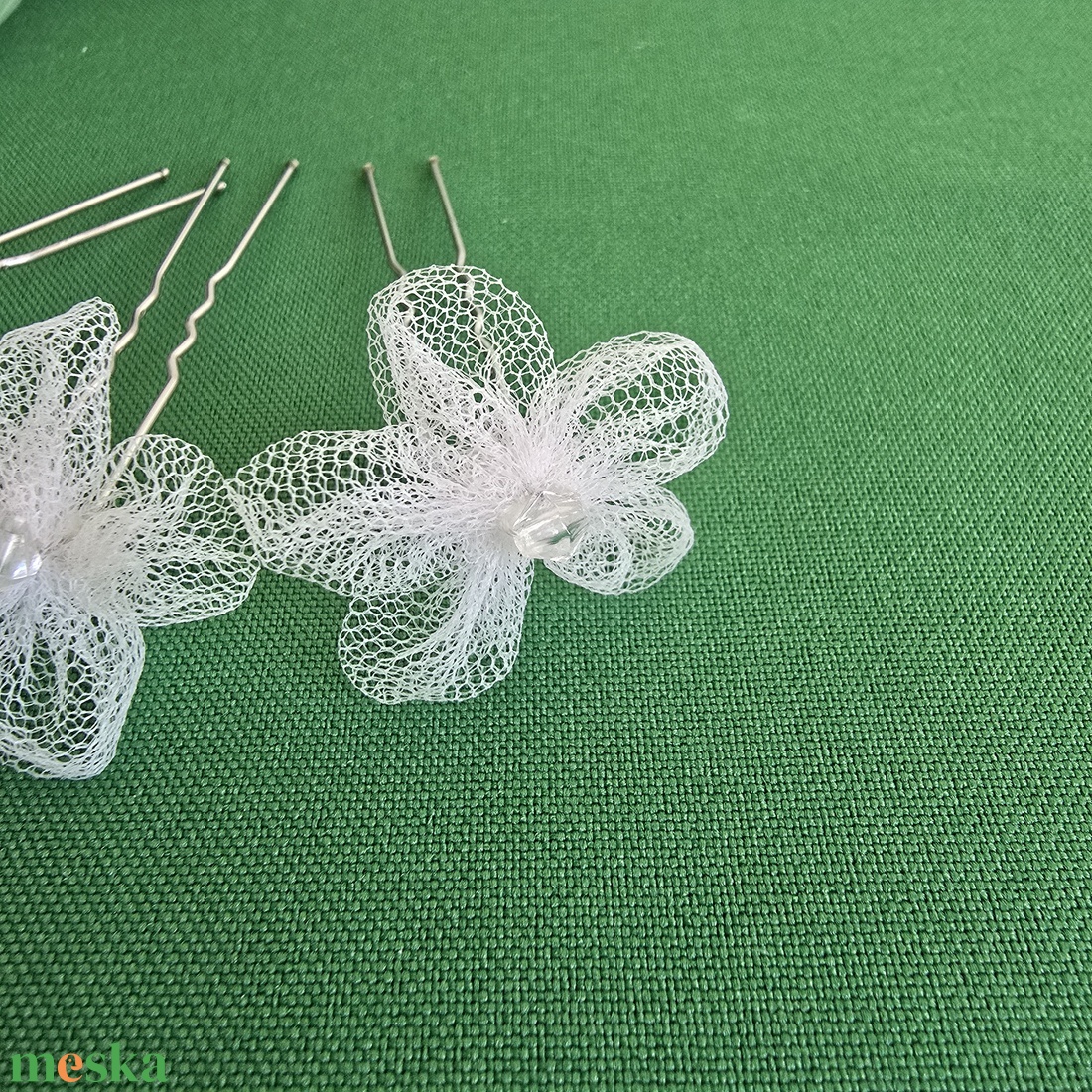 Áttetsző, gyémánt alakú gyöngyös, fehér színű tüll virágos hajtű, hajdísz - esküvő - hajdísz - hajtű - Meska.hu Áttetsző, gyémánt alakú gyöngyös, fehér színű tüll virágos hajtű, hajdísz - esküvő - hajdísz - hajtű - Meska.hu