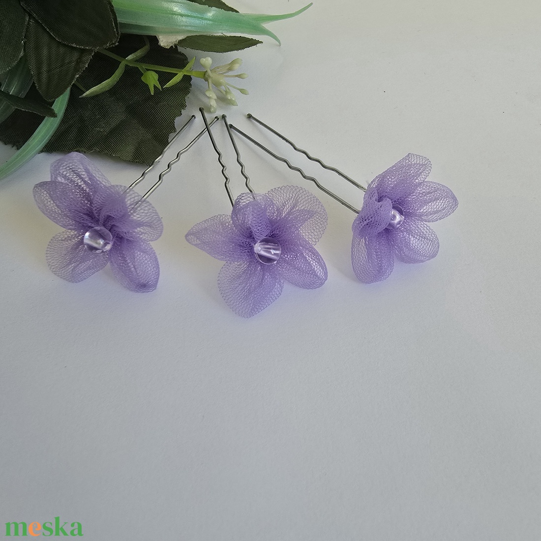 Áttetsző gyöngyös, lila színű tüll virágos hajtű, hajdísz - ruha & divat - hajdísz & hajcsat - hajcsat & hajtű - Meska.hu